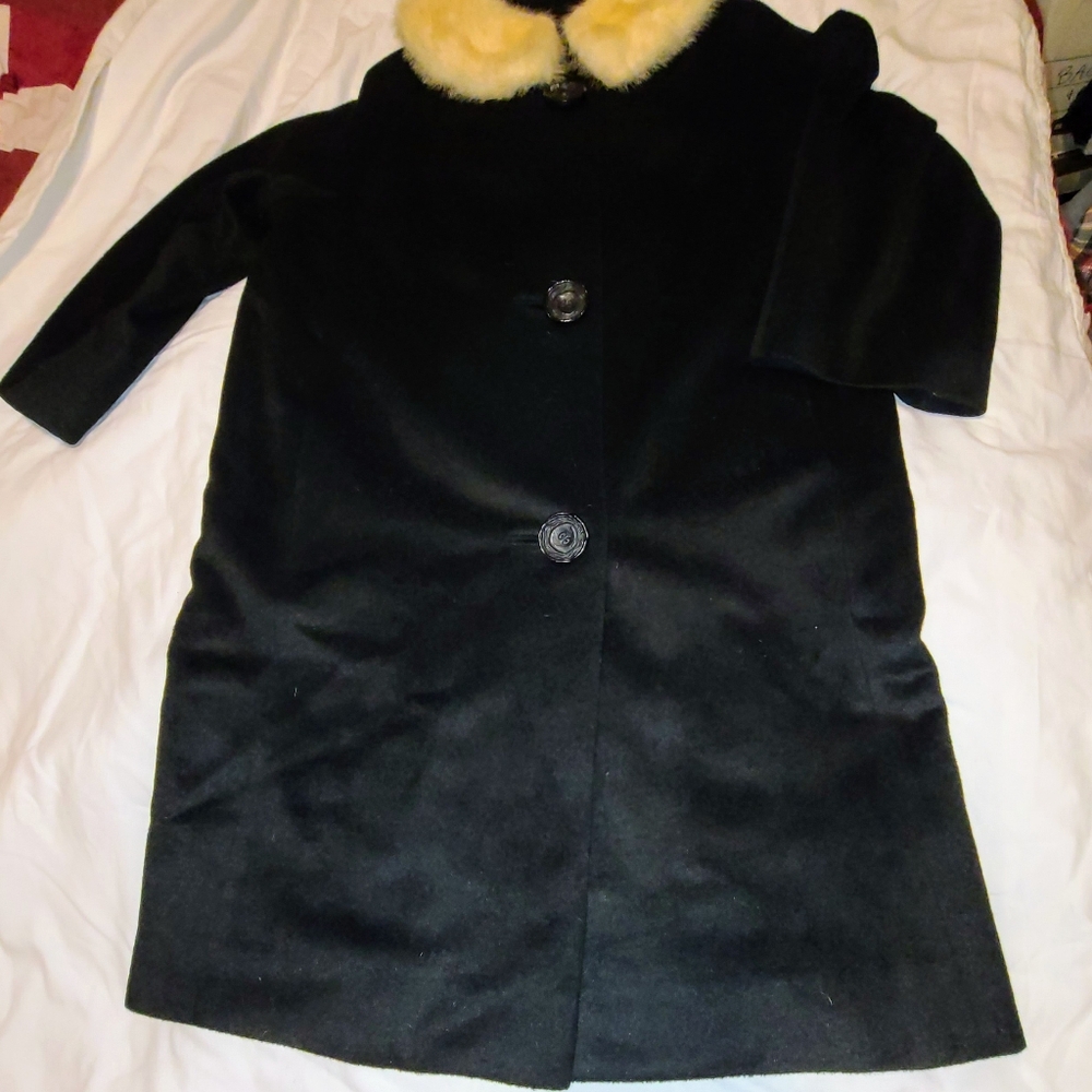 Elegant Black WoolCoat with Fur Collar